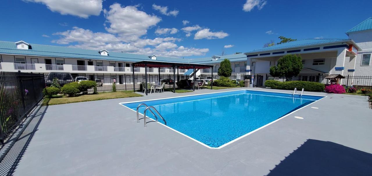 Grand Forks Inn Kültér fotó